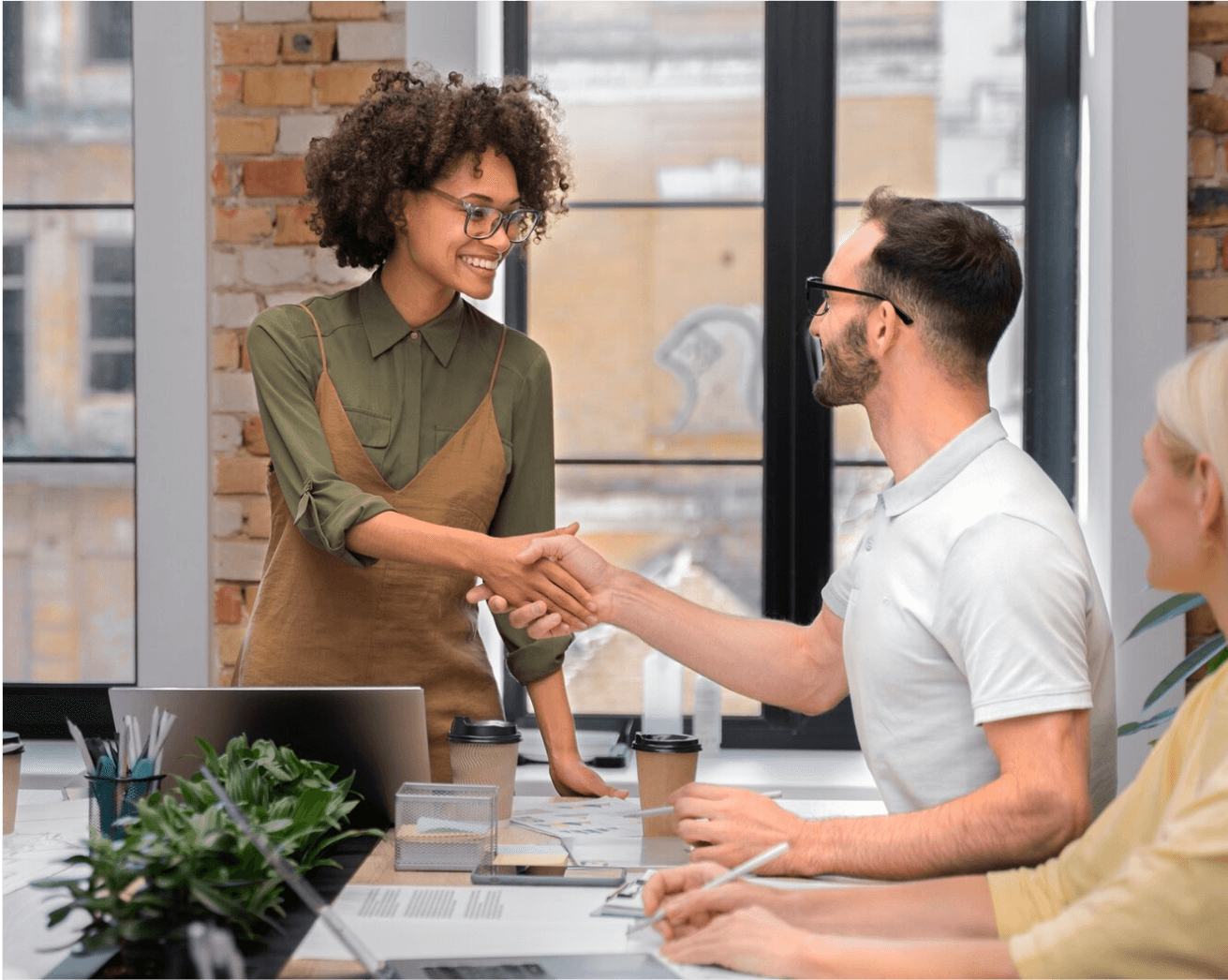 Foto de pessoas fechando negócio