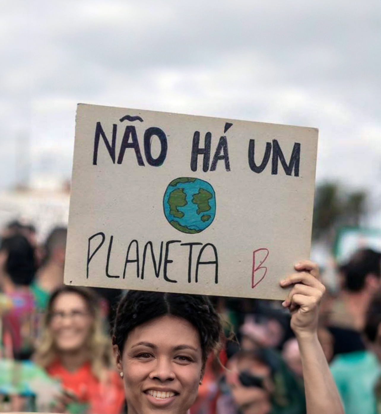 Pessoa segurando um cartaz escrito 'Não há um planeta B'