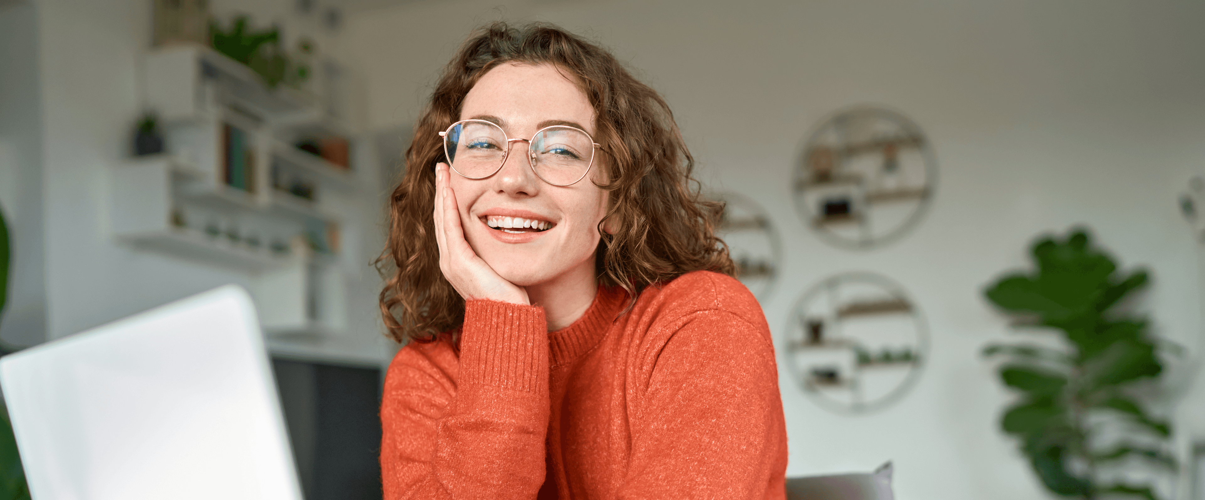 Garota sorrindo com a mão no queixo