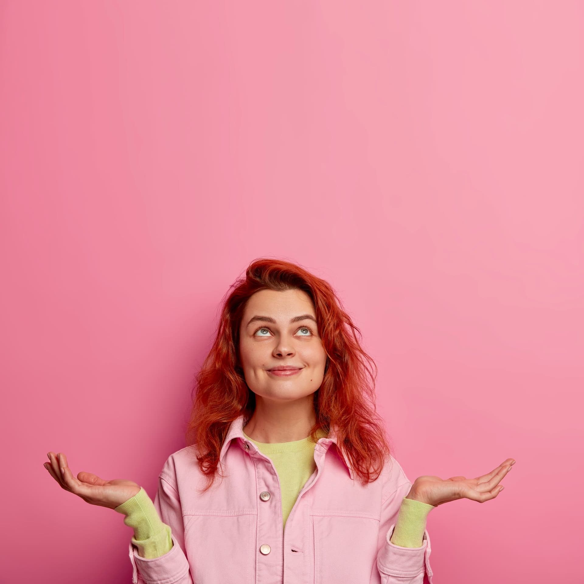 Pode confiar no Consórcio Embracon, a administradora mais sólida, confiável e transparente do Brasil Mulher feliz observando as vantagens do Consórcio Embracon